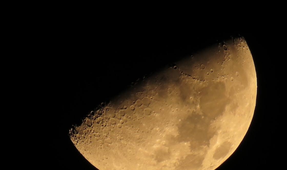 Űrkutatási laboratórium A Hold krátereit bizonyos szabályok szerint nevezik el
